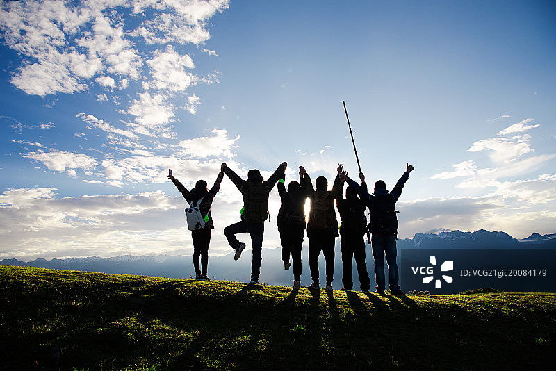 青年男女登山图片素材