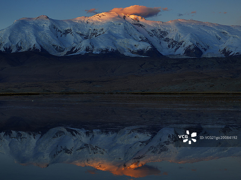 新疆公格尔九别峰风光图片素材