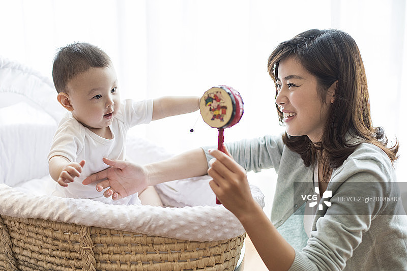 母亲和宝宝的快乐时光图片素材