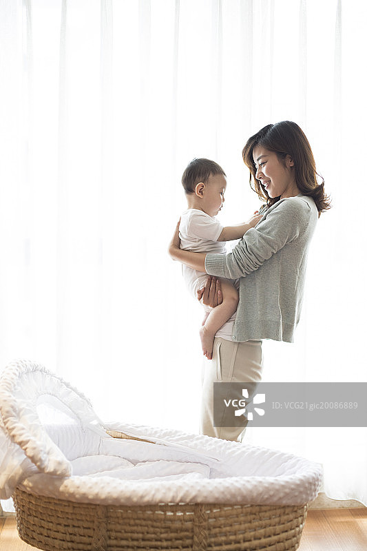 母亲和宝宝的快乐时光图片素材