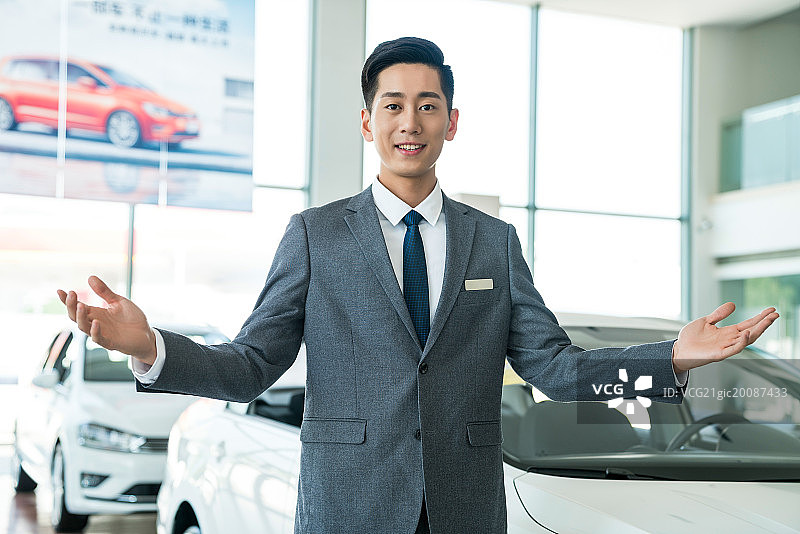 汽车4s店的年轻销售人员图片素材