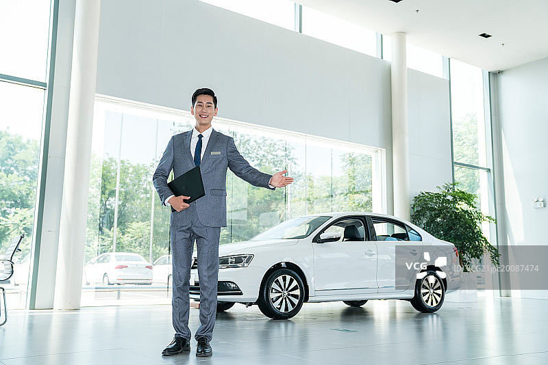 汽车4s店的年轻销售人员图片素材