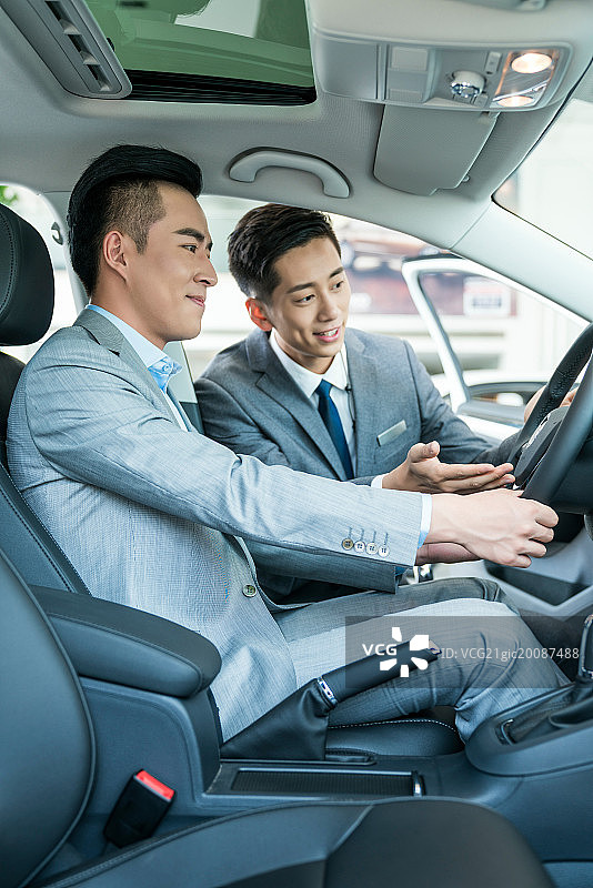 年轻人在4s店购车图片素材