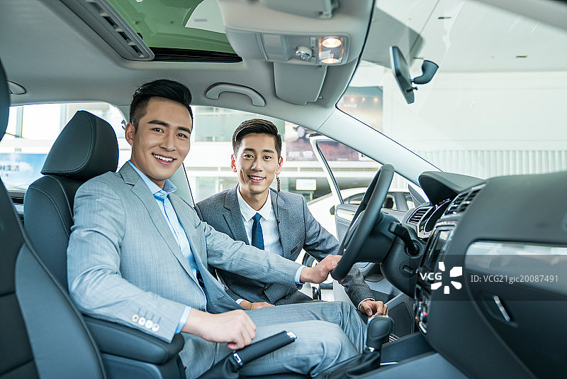 年轻人在4s店购车图片素材