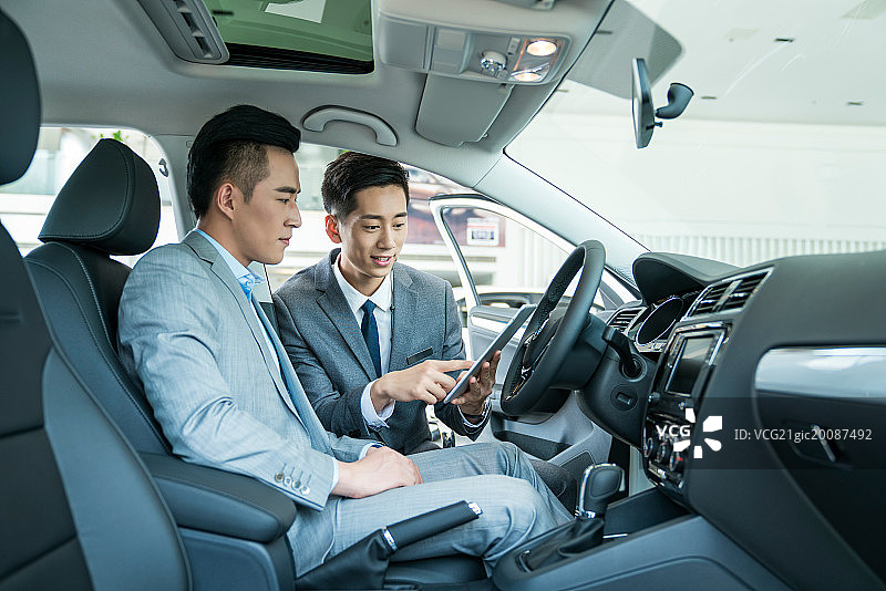 年轻人在4s店购车图片素材