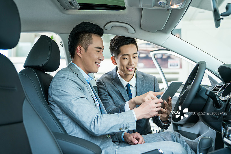 年轻人在4s店购车图片素材