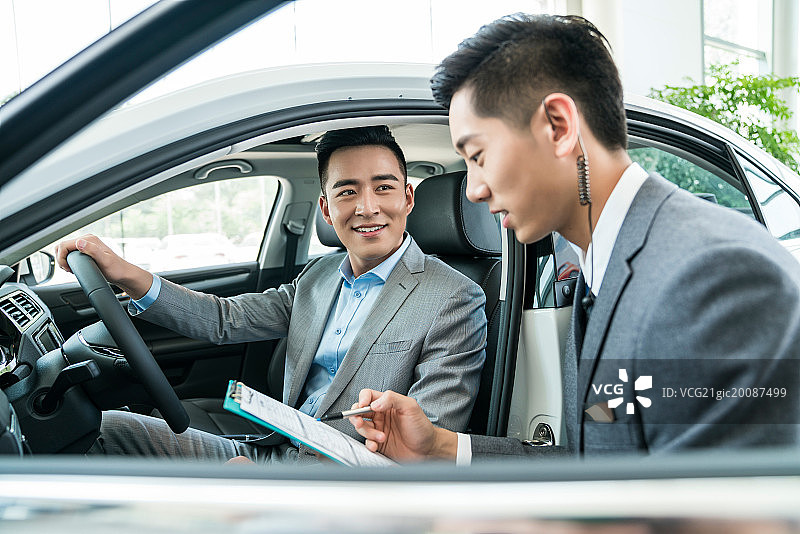 年轻人在4s店购车图片素材