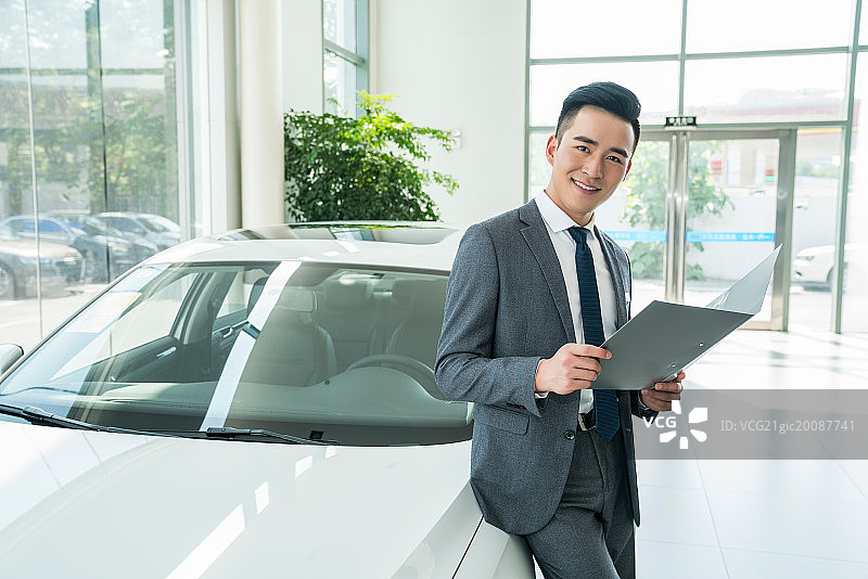 汽车4s店的年轻销售人员图片素材
