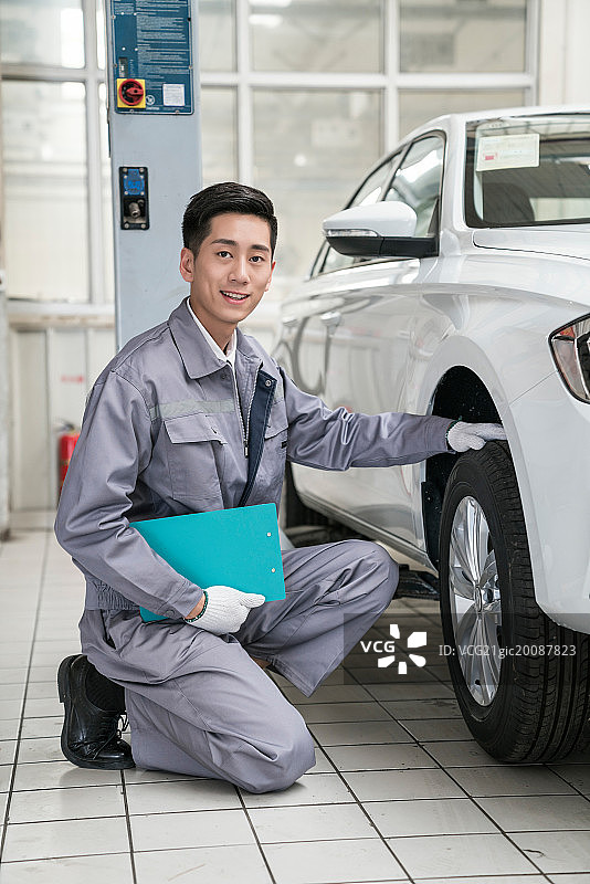 维修车间的汽修人员图片素材