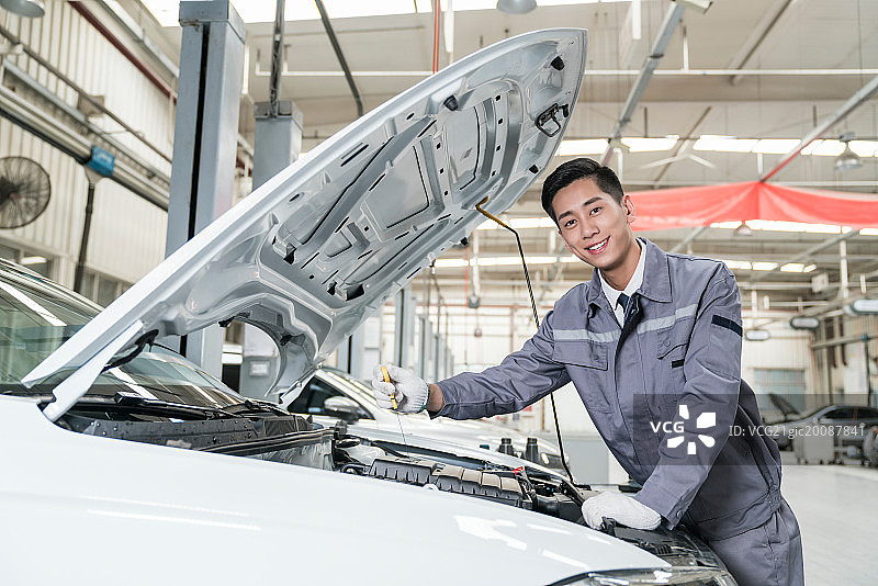 维修车间的汽修人员图片素材