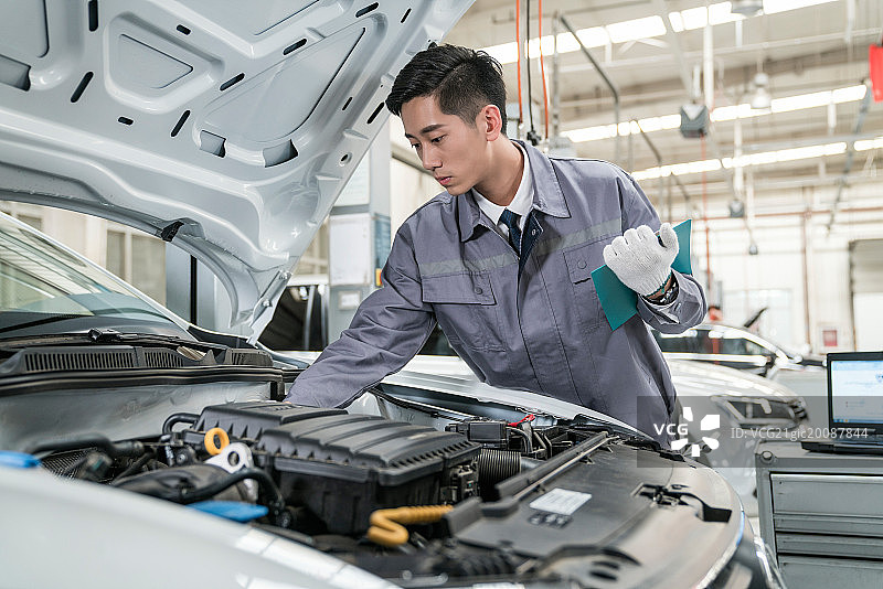 维修车间的汽修人员图片素材