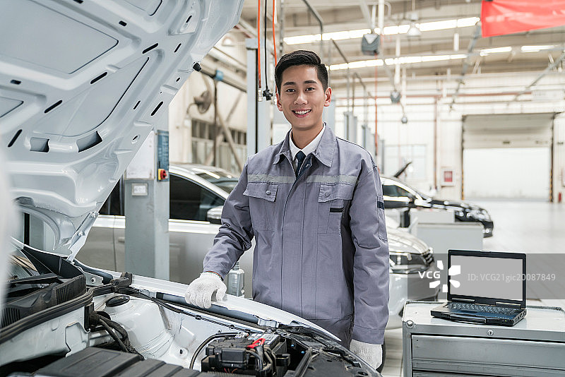 维修车间的汽修人员图片素材
