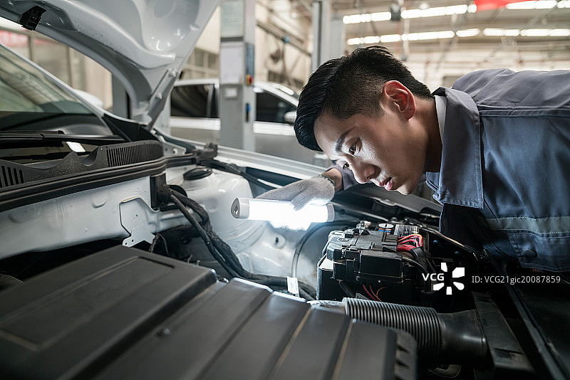 维修车间的汽修人员图片素材
