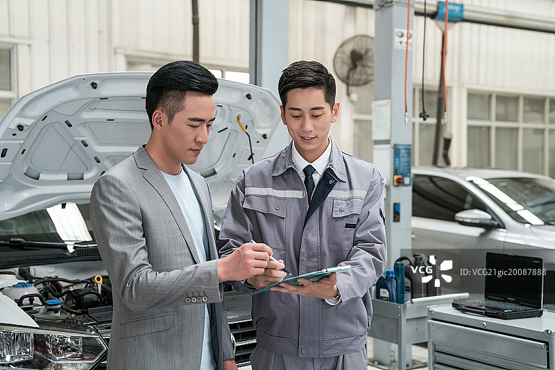 维修车间的汽修人员与客户图片素材