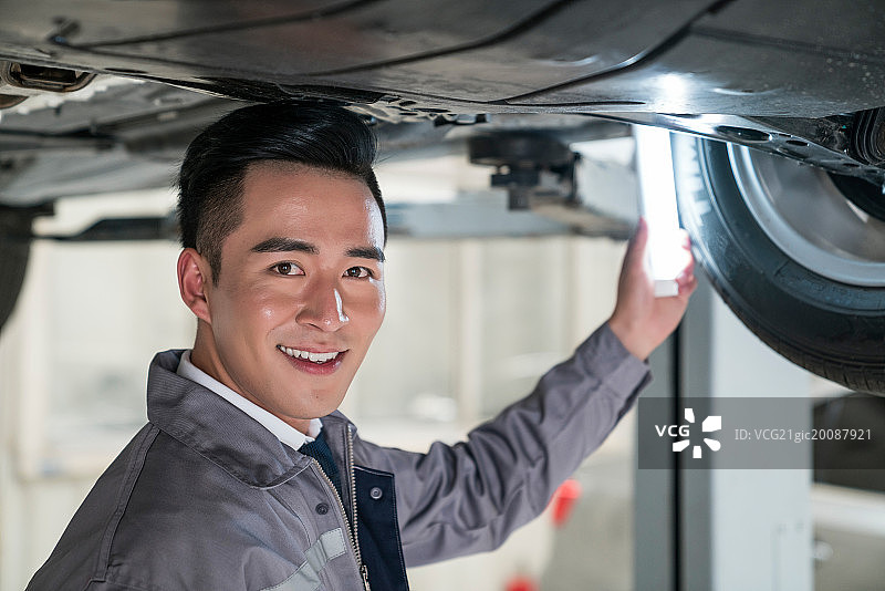 维修车间的汽修人员图片素材