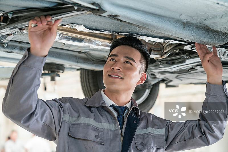 维修车间的汽修人员图片素材