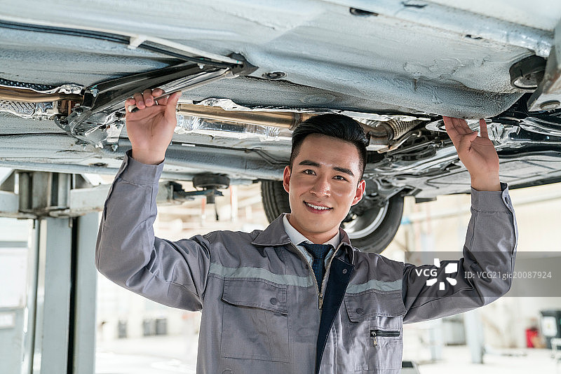 维修车间的汽修人员图片素材