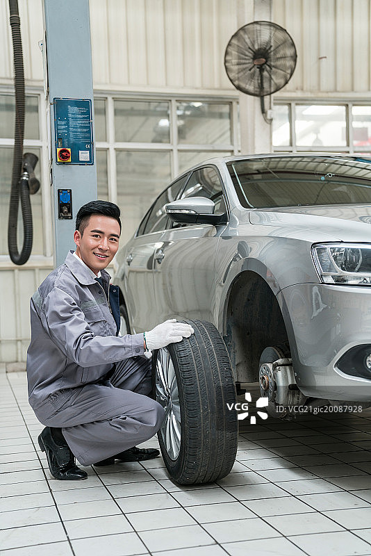 维修车间的汽修人员图片素材