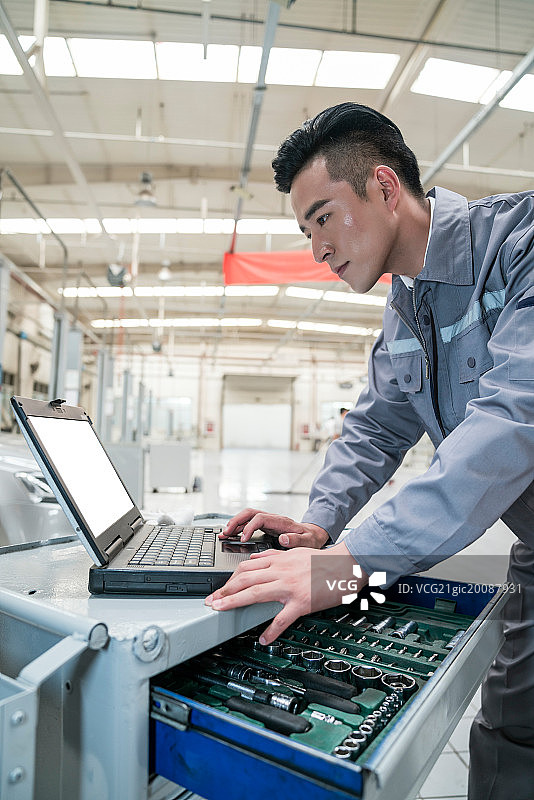 维修车间的汽修人员图片素材