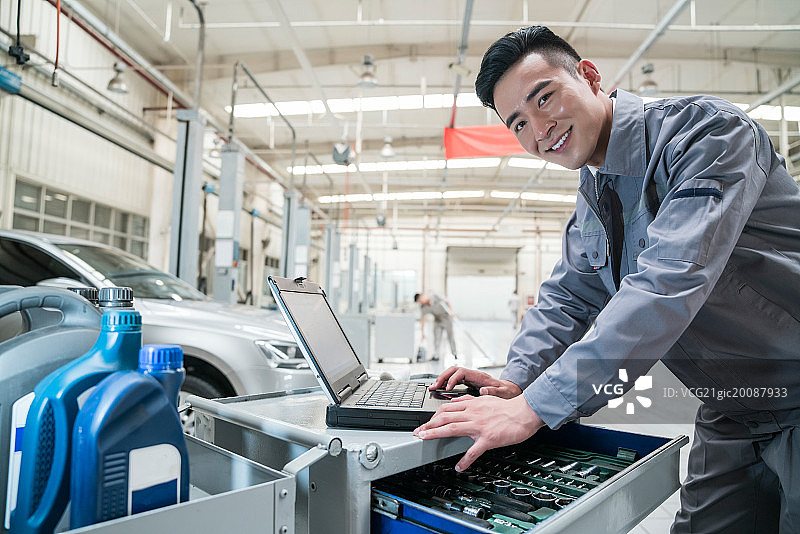 维修车间的汽修人员图片素材