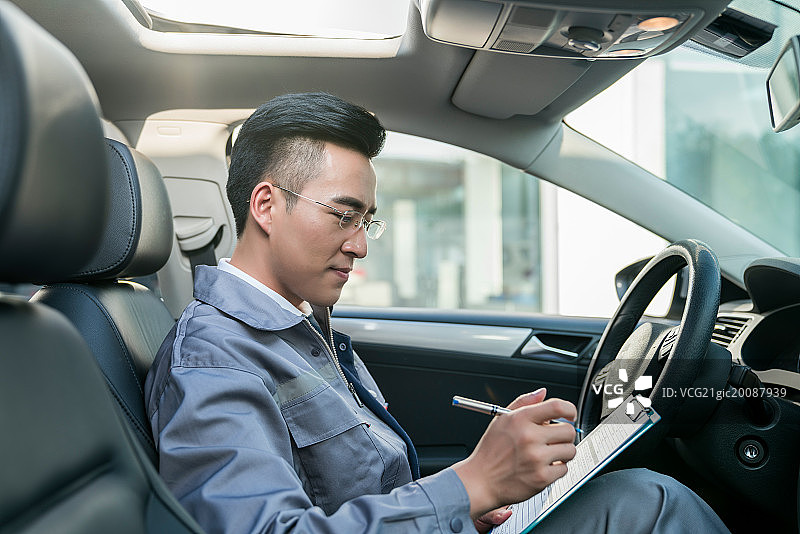 维修车间的汽修人员图片素材