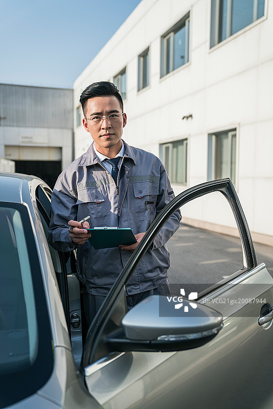 维修车间的汽修人员图片素材