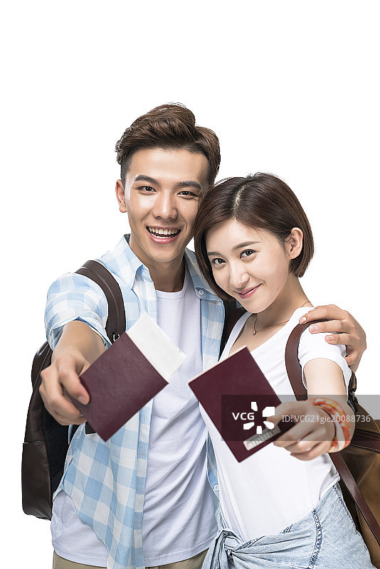 快乐的年轻情侣拿着护照去旅行图片素材