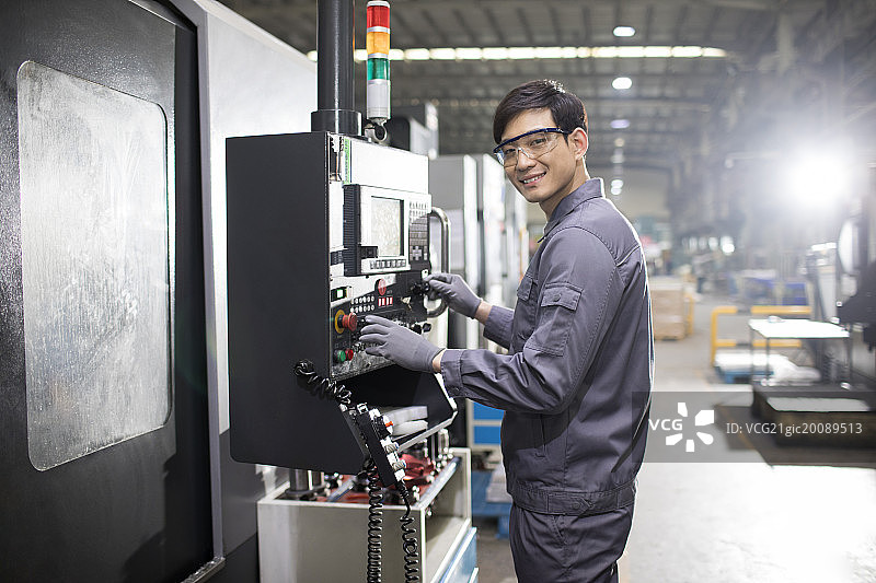 自信的工程师在工厂工作图片素材