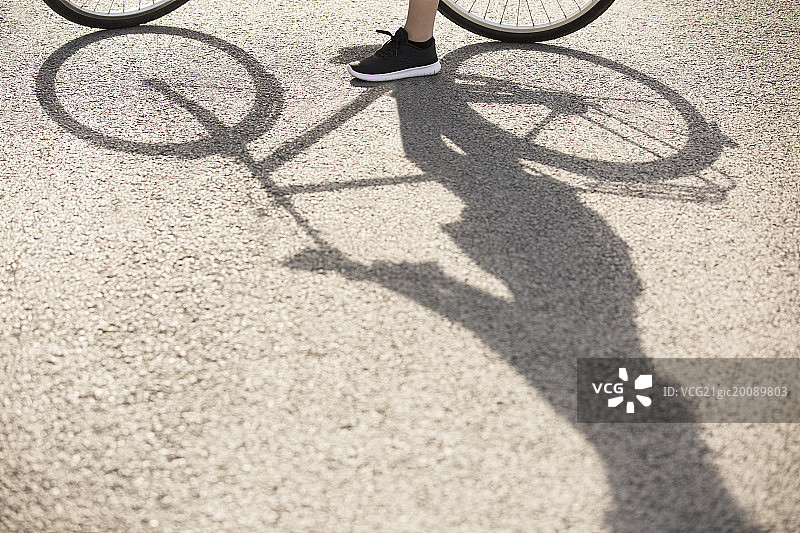 户外骑行脚部特写图片素材