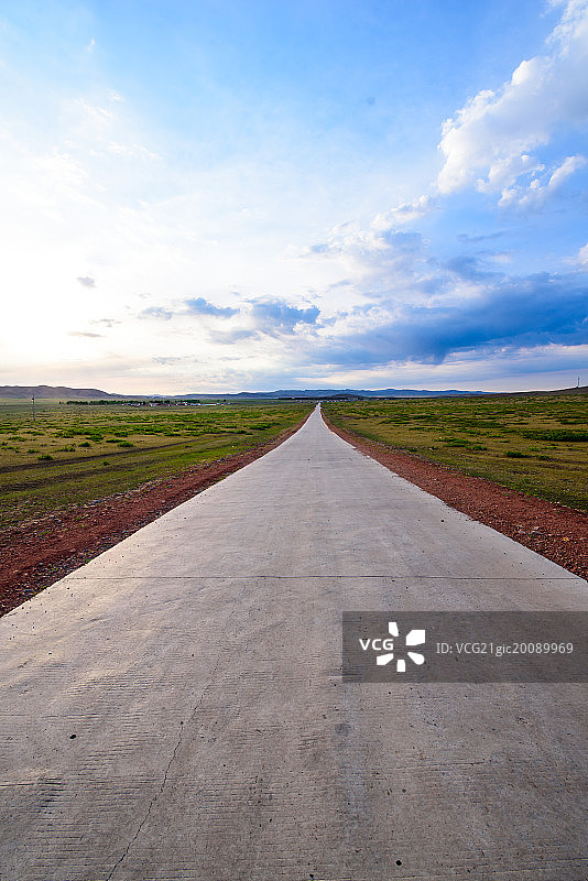 穿过草原的公路图片素材