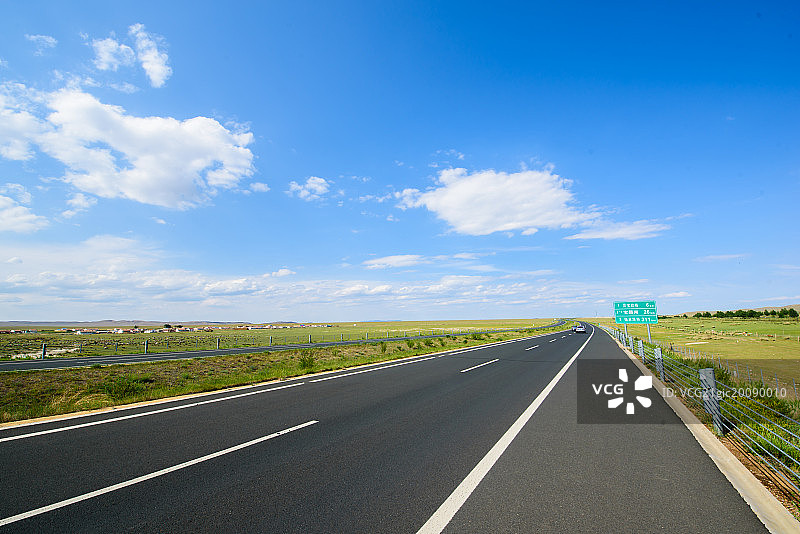 穿过草原的公路图片素材