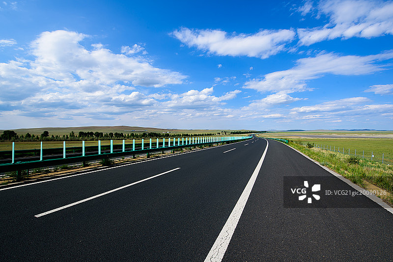 穿过草原的公路图片素材