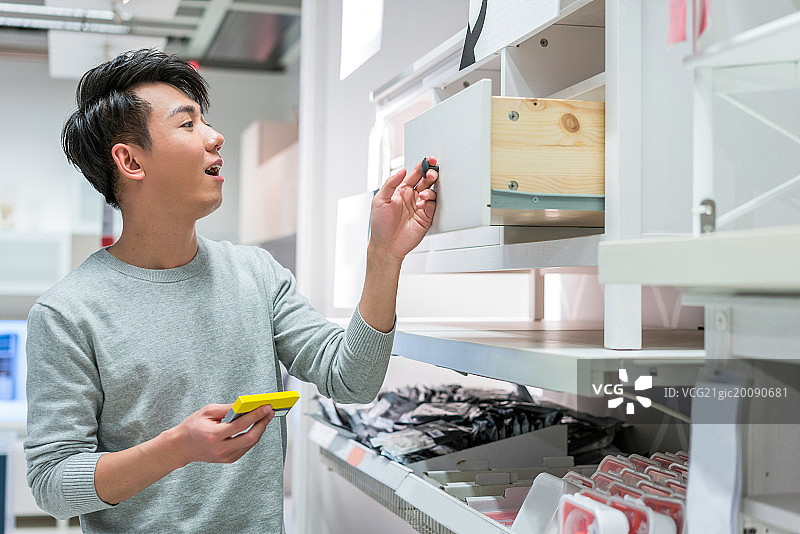 年轻男子挑选生活用品图片素材