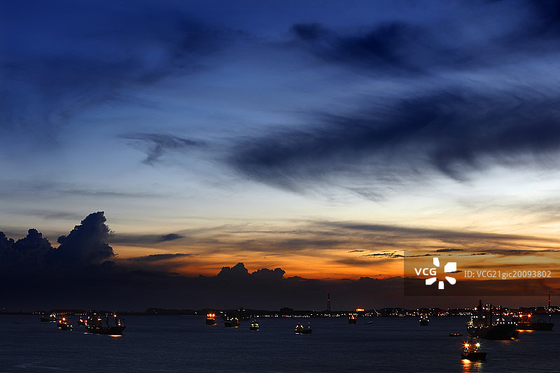 夜晚下的游艇码头图片素材