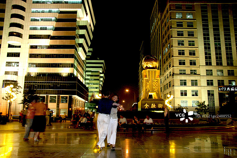 夜晚北京金融街上跳舞娱乐的人群图片素材