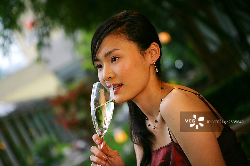 年轻女士在酒店阳台饮酒图片素材