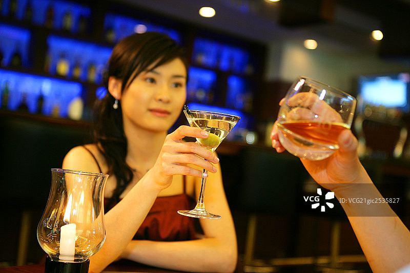 一对男女在酒店酒吧碰杯图片素材