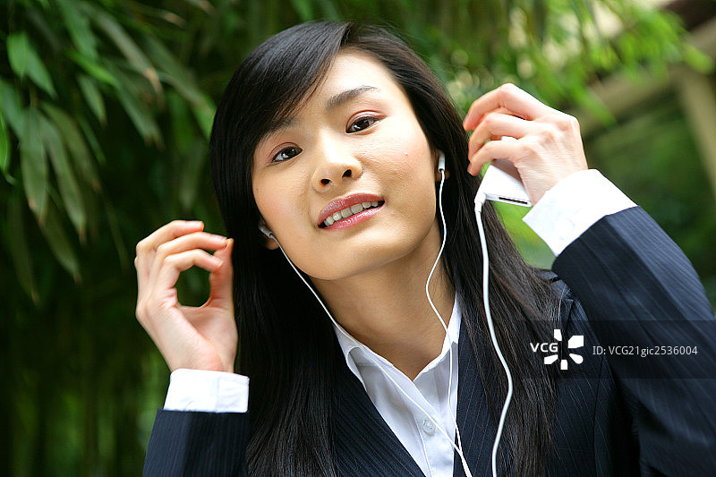 女商务人士听MP3肖像图片素材
