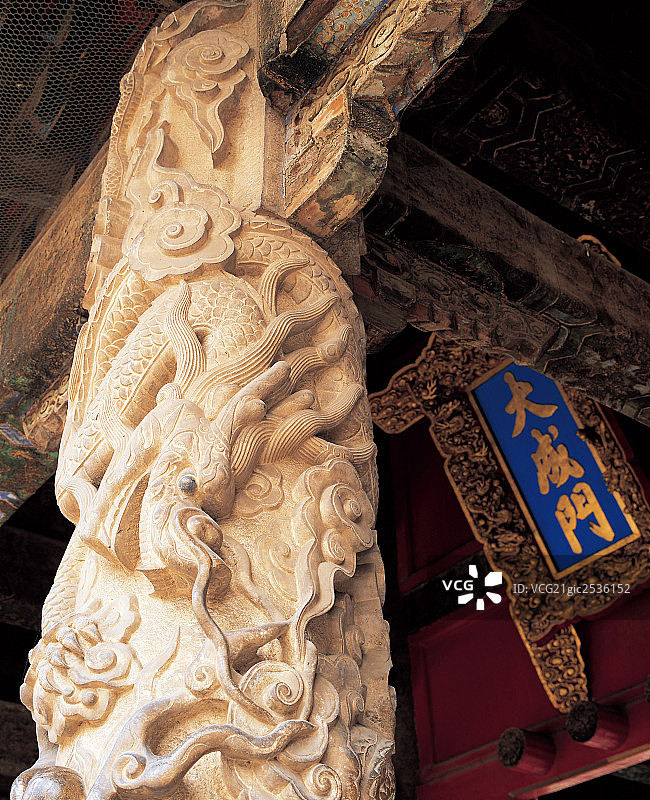 孔庙大成殿前柱子特写，曲阜，山东图片素材