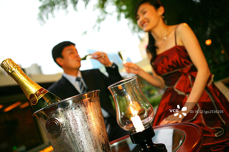 酒具，以饮酒的商务人士为背景图片素材