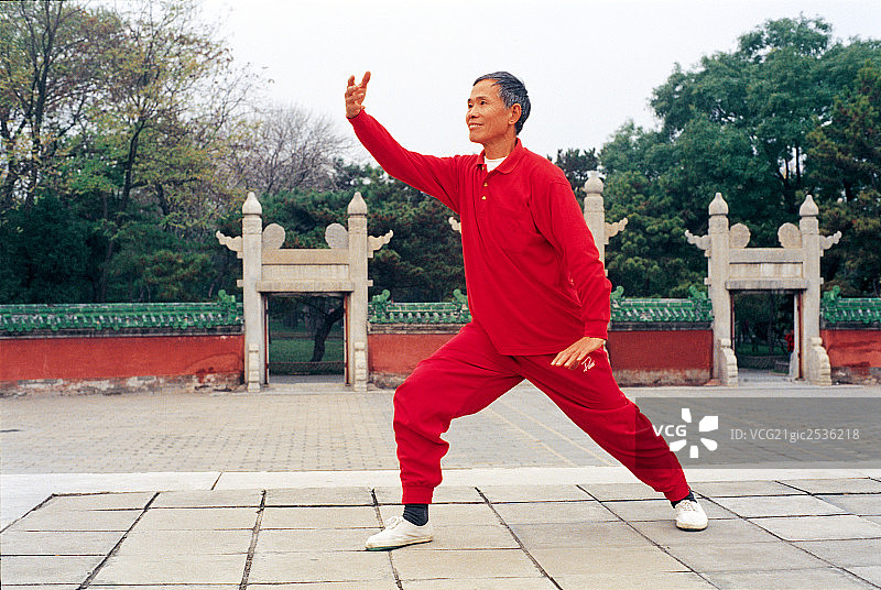 老年男人表演武术图片素材