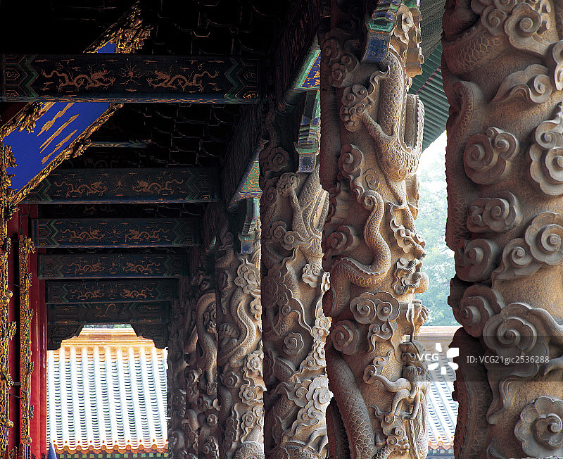 孔庙大成殿前柱子特写，曲阜，山东图片素材