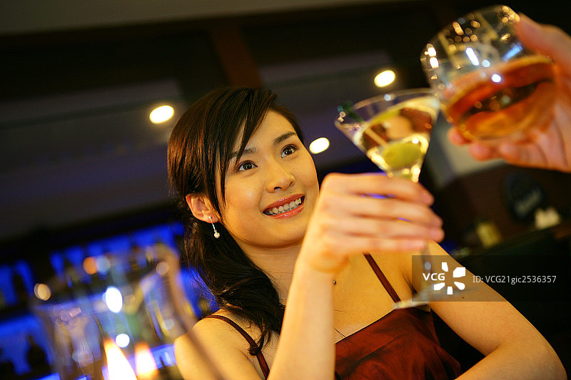 年轻女士在酒店酒吧举杯图片素材