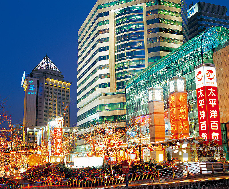 太平洋百货夜景，北京图片素材