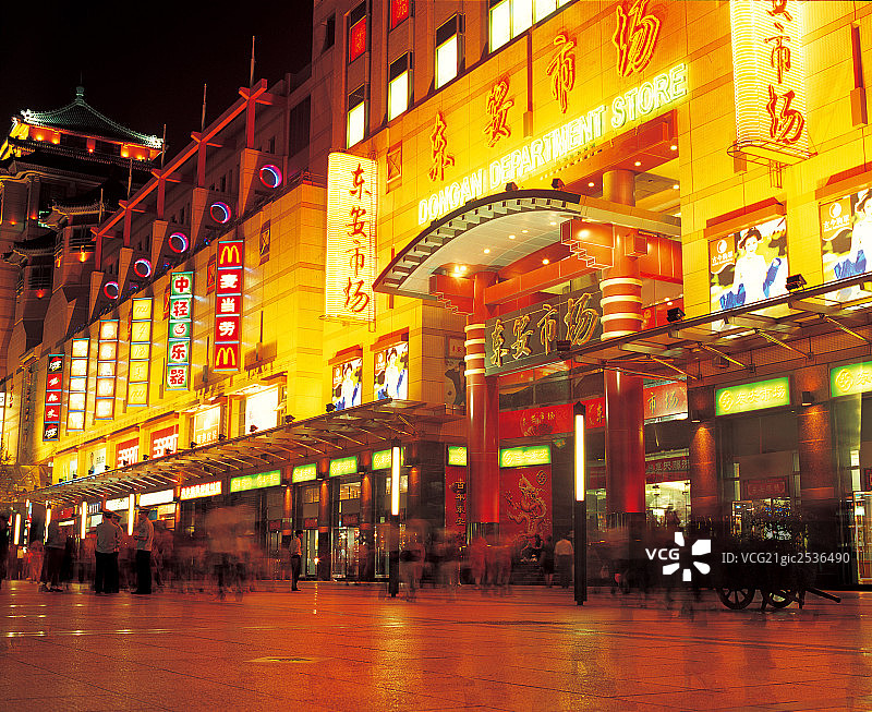 王府井新东安市场夜景，北京图片素材