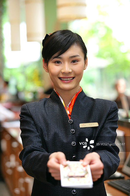 酒店服务人员递出名片图片素材
