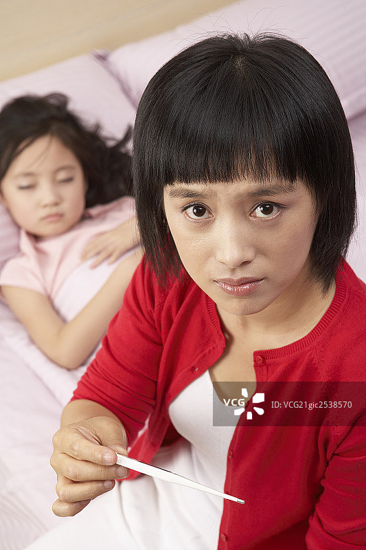 妈妈给女儿测体温图片素材