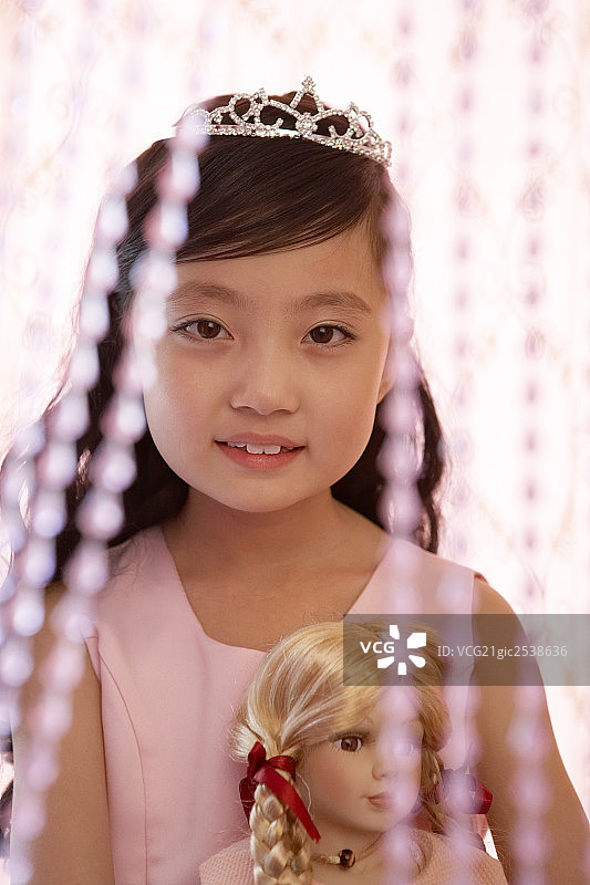 小女孩站在珠帘后图片素材