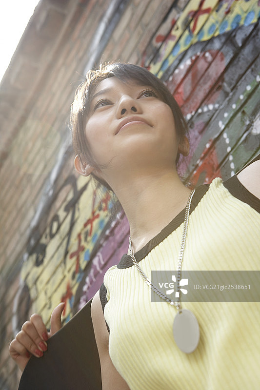 时尚的年轻女子图片素材