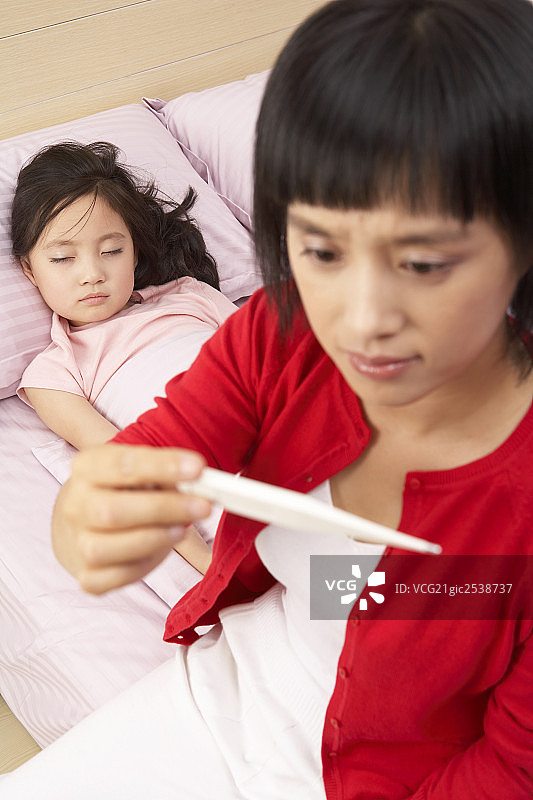 妈妈给女儿测体温图片素材
